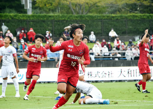 5日のFCマルヤス岡崎戦で先制ゴールを決めてガッツポーズするいわきFC・MF岩渕弘人