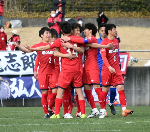 開幕戦で勝利し歓喜するいわきFCの選手たち（2021年3月14日撮影）