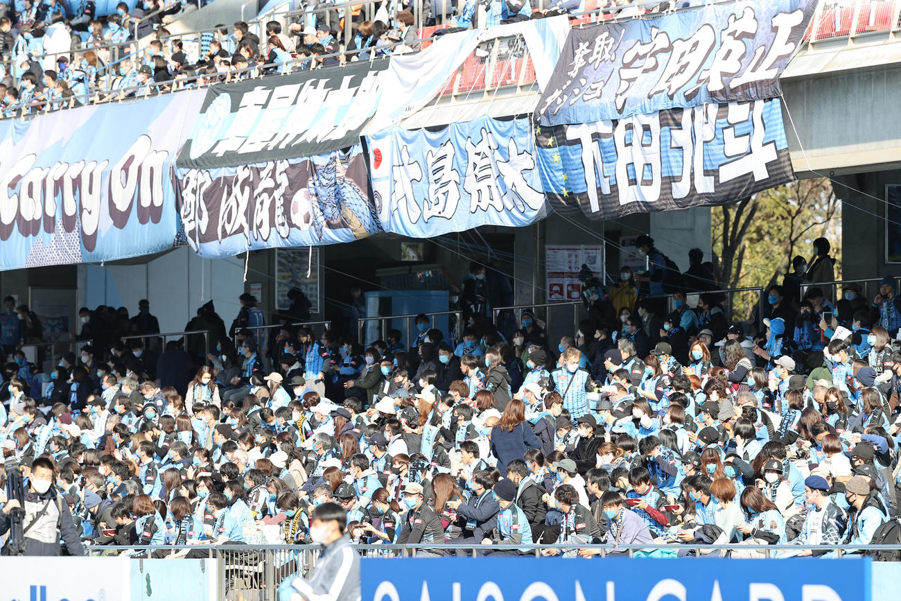 試合開始を待つ川崎Fサポーター（2020年12月27日撮影）