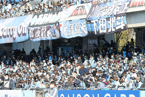 試合開始を待つ川崎Fサポーター（2020年12月27日撮影）