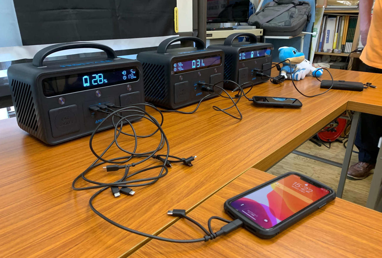 スマートフォンを充電中のポータブル電源機器