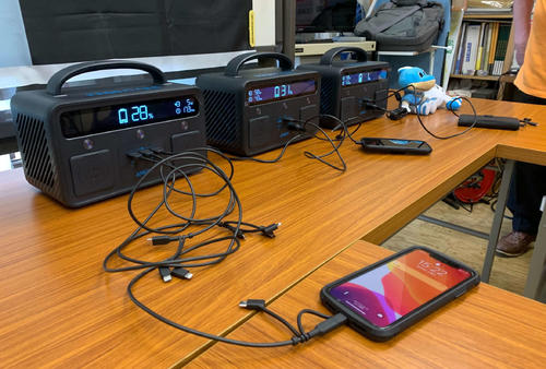 スマートフォンを充電中のポータブル電源機器