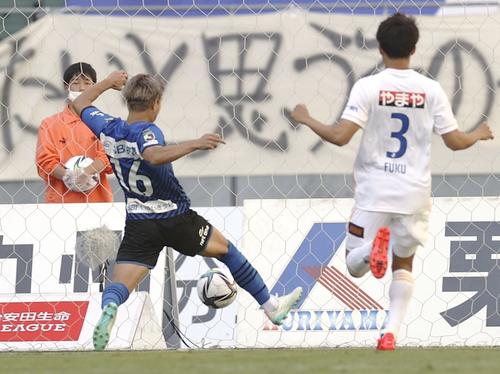 大分対仙台　後半、先制ゴールを決める大分・渡辺（左）（共同）