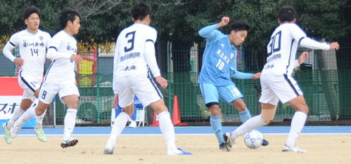 19年全日本大学選手権の鹿屋体大戦、相手4人に囲まれながらもパスを出すシマブク（19年12月11日撮影）