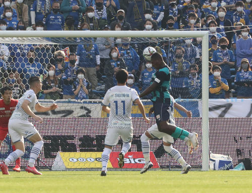 福岡対大分　前半、ヘディングでゴールを決める福岡ジョンマリ（撮影・屋方直哉）