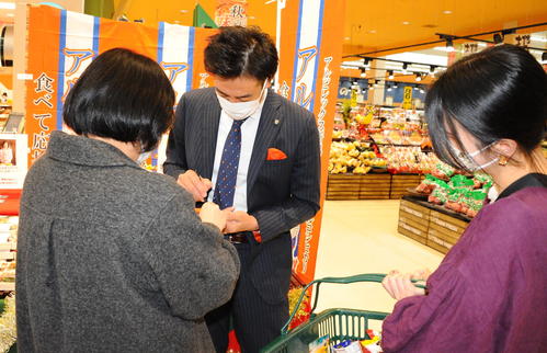 イベント中でもファンからのサインに応じる野沢氏（2021年11月16日撮影）