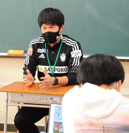 児童からの質問に答える内田アカデミーダイレクター（2021年11月18日撮影）