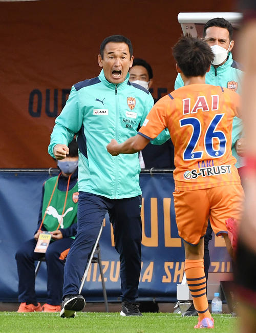 6日札幌戦で、滝がゴールを決め雄たけびを上げる平岡監督（2021年11月6日撮影）