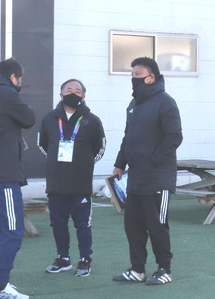 流通経大の中野監督（左）と会話する曹貴裁コーチ
