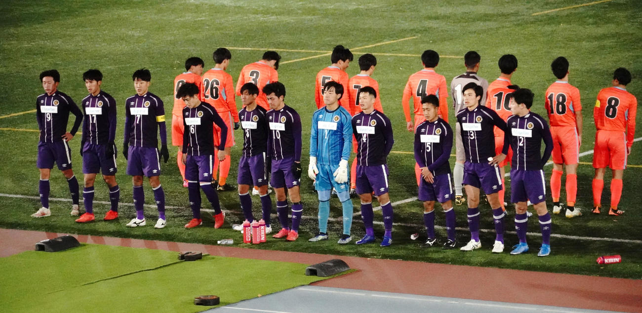 拓大に敗れ、観客にあいさつする東京学芸大メンバー