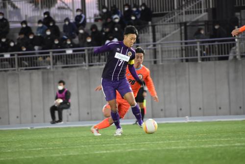 関東大学リーグ1部参入プレーオフで、拓大戦でパスを出す住田将（提供・東京学芸大学蹴球部）