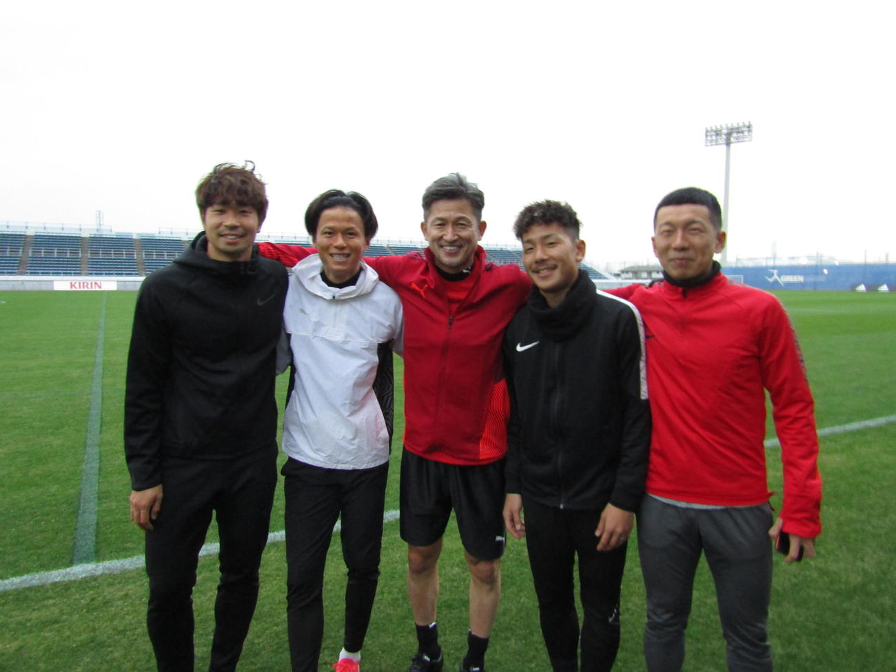 記念写真に収まる左から、G大阪三浦弦太、小野瀬康介、カズ、G大阪井手口陽介ら