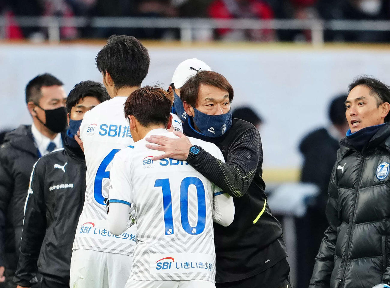 試合後、選手たちをねぎらう大分片野坂監督（中央右）（撮影・江口和貴）