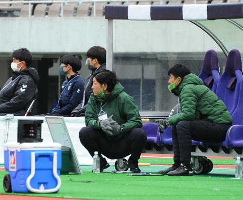 教え子でもある帝京長岡・古沢監督（右）と話し込む谷口総監督（中央）