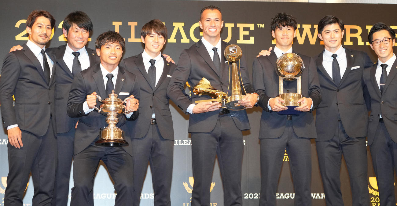 ベストイレブンに選ばれた川崎Fの選手たち。左から家長昭博、中山和也通訳、旗手怜央、脇坂泰斗、レアンドロ・ダミアン、山根視来、谷口彰悟（2021年12月6日撮影）