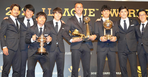 ベストイレブンに選ばれた川崎Fの選手たち。左から家長昭博、中山和也通訳、旗手怜央、脇坂泰斗、レアンドロ・ダミアン、山根視来、谷口彰悟（2021年12月6日撮影）