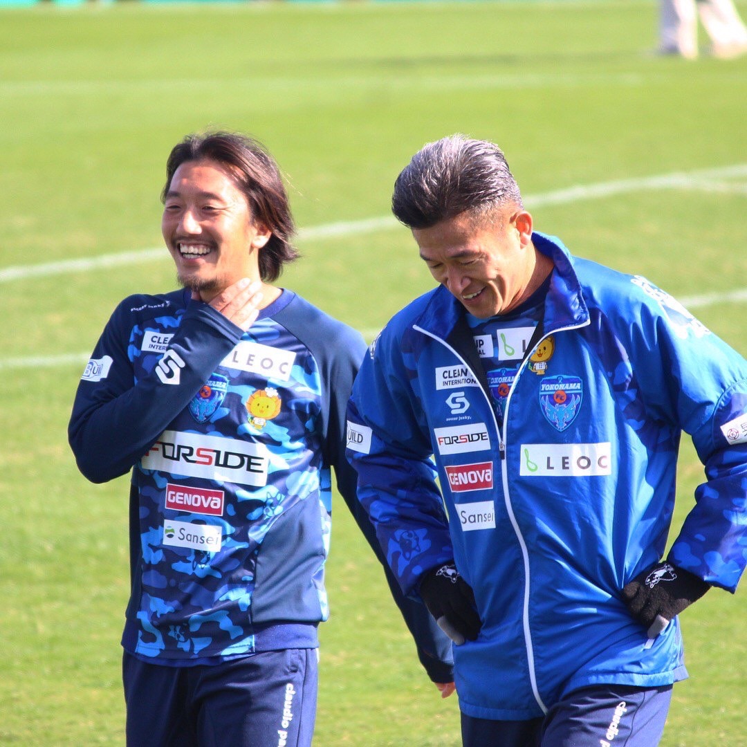 横浜FC時代の17年にカズ（右）と試合前のウオーミングアップをする寺田紳一（寺田氏提供）