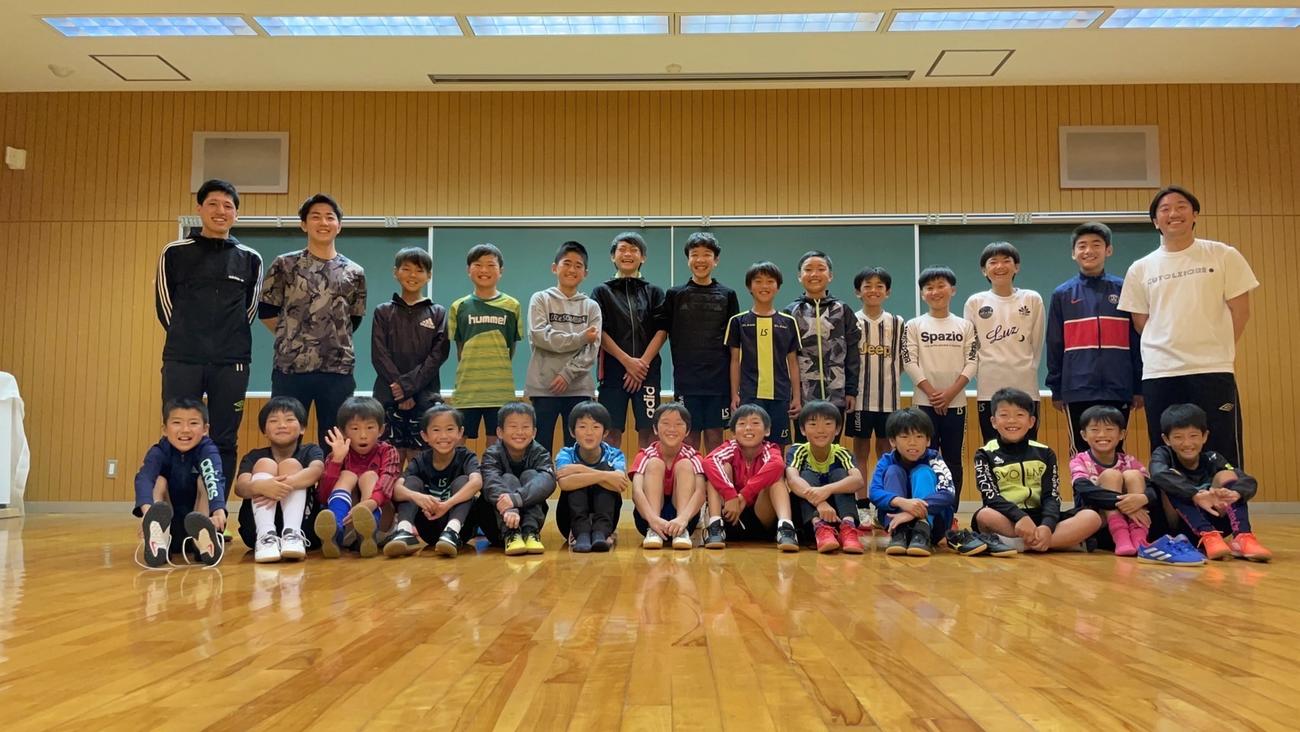 現在指導にあたるサッカースクール「Ken SkilUp Football School」の子どもたちと記念撮影する寺田紳一（右）（寺田氏提供）