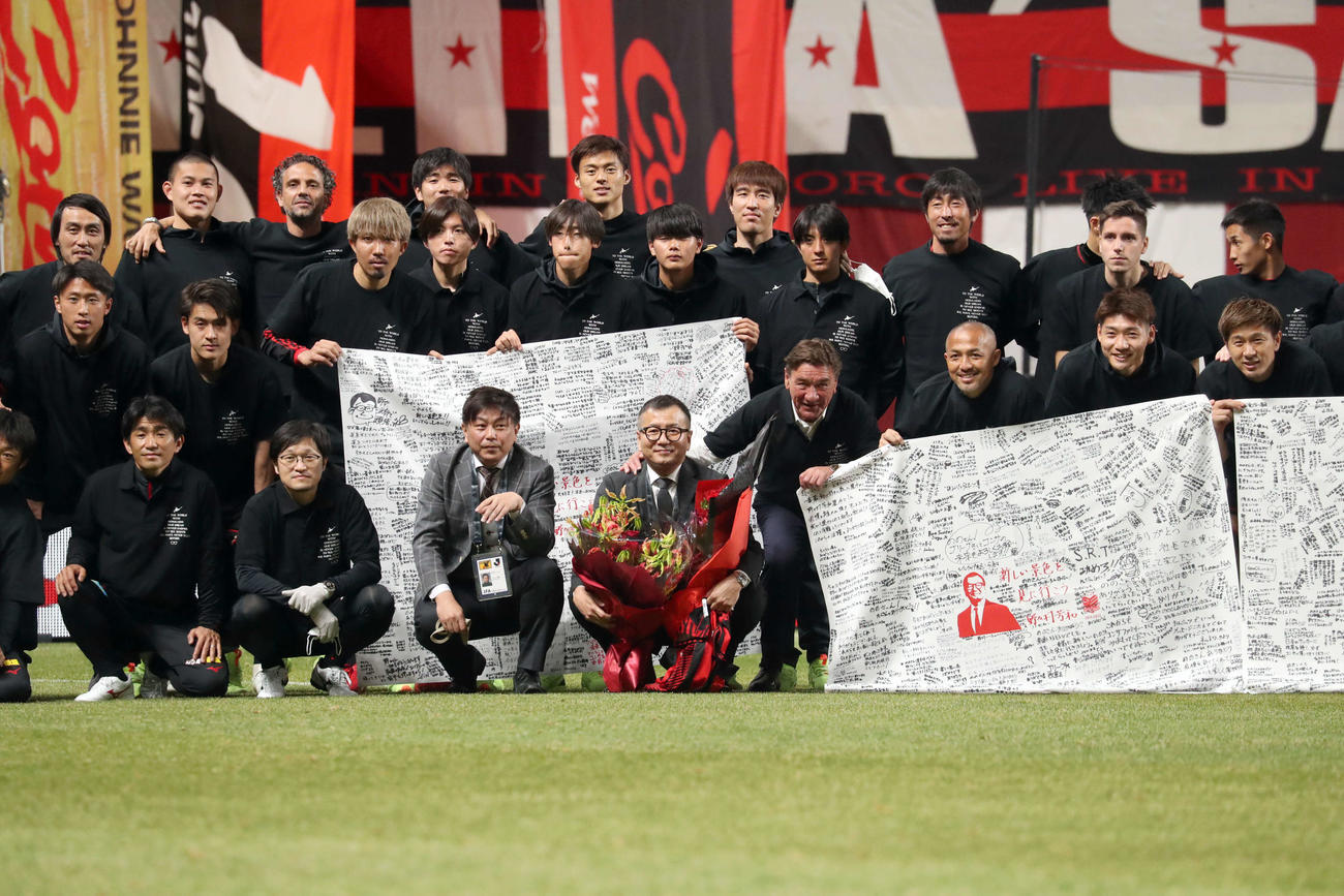 2022年3月12日、横浜戦終了後、札幌野々村会長（下段中央）はチームメートたちと記念撮影をする（撮影・佐藤翔太）