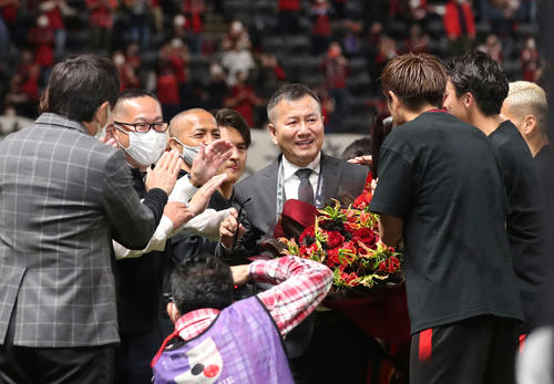 2022年3月12日、横浜戦終了後、チームメートや関係者たちに見送られる札幌野々村会長（中央）（撮影・佐藤翔太）