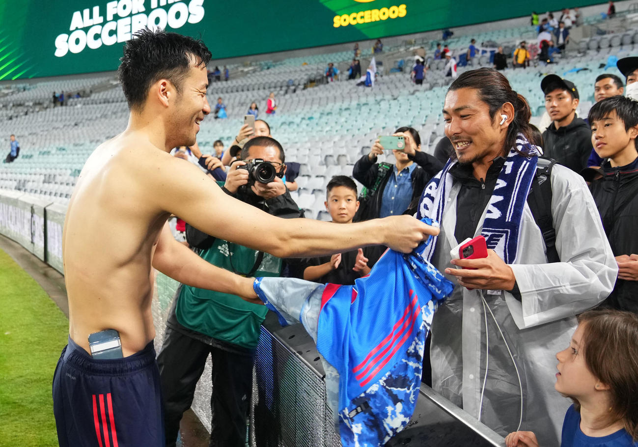 日本対オーストラリア　試合後、田代有三氏（右）にユニホームを渡す吉田（2022年3月24日撮影）