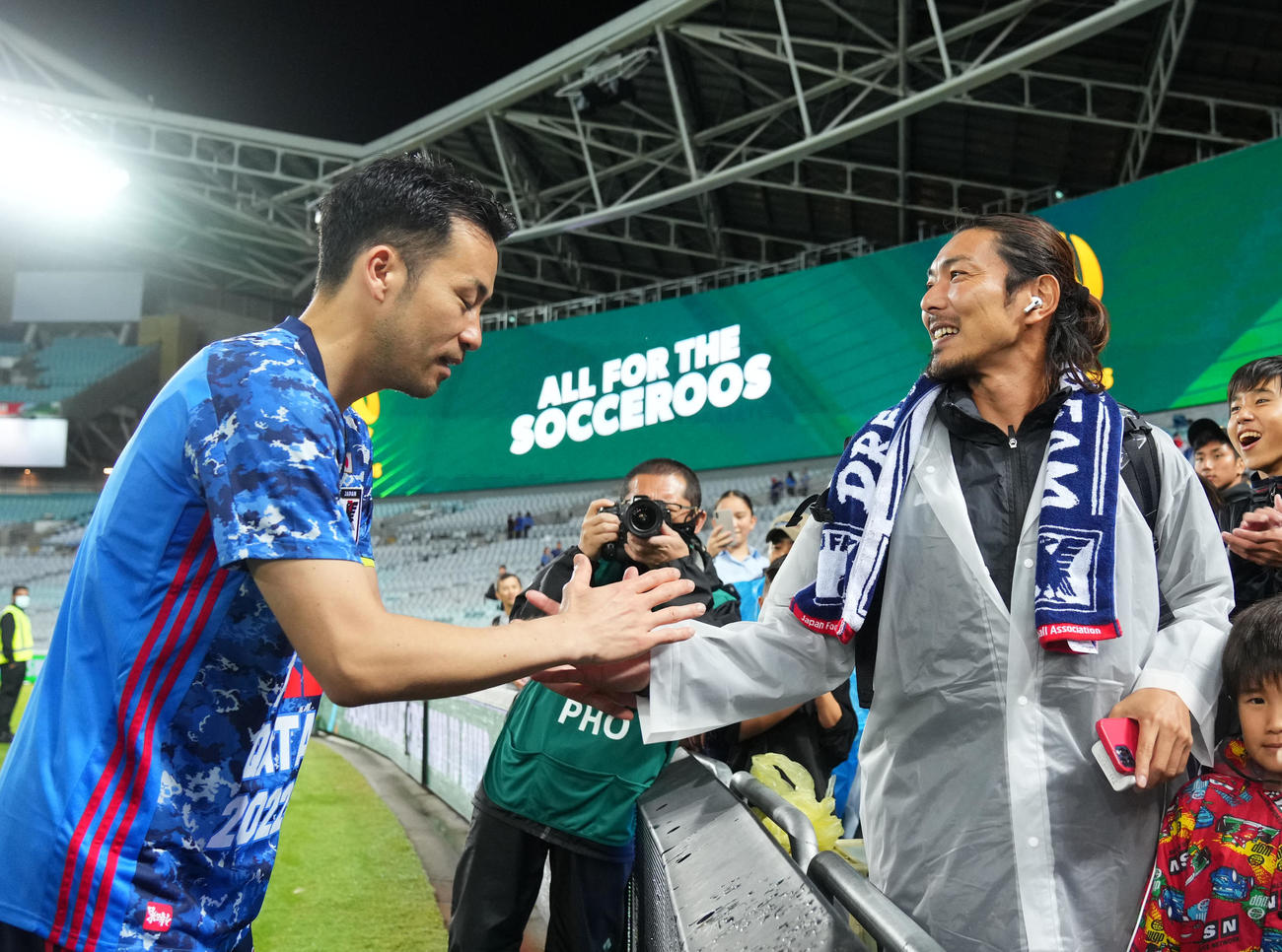 日本対オーストラリア　試合後、握手を交わす田代有三氏（右）と吉田（2022年3月24日撮影）
