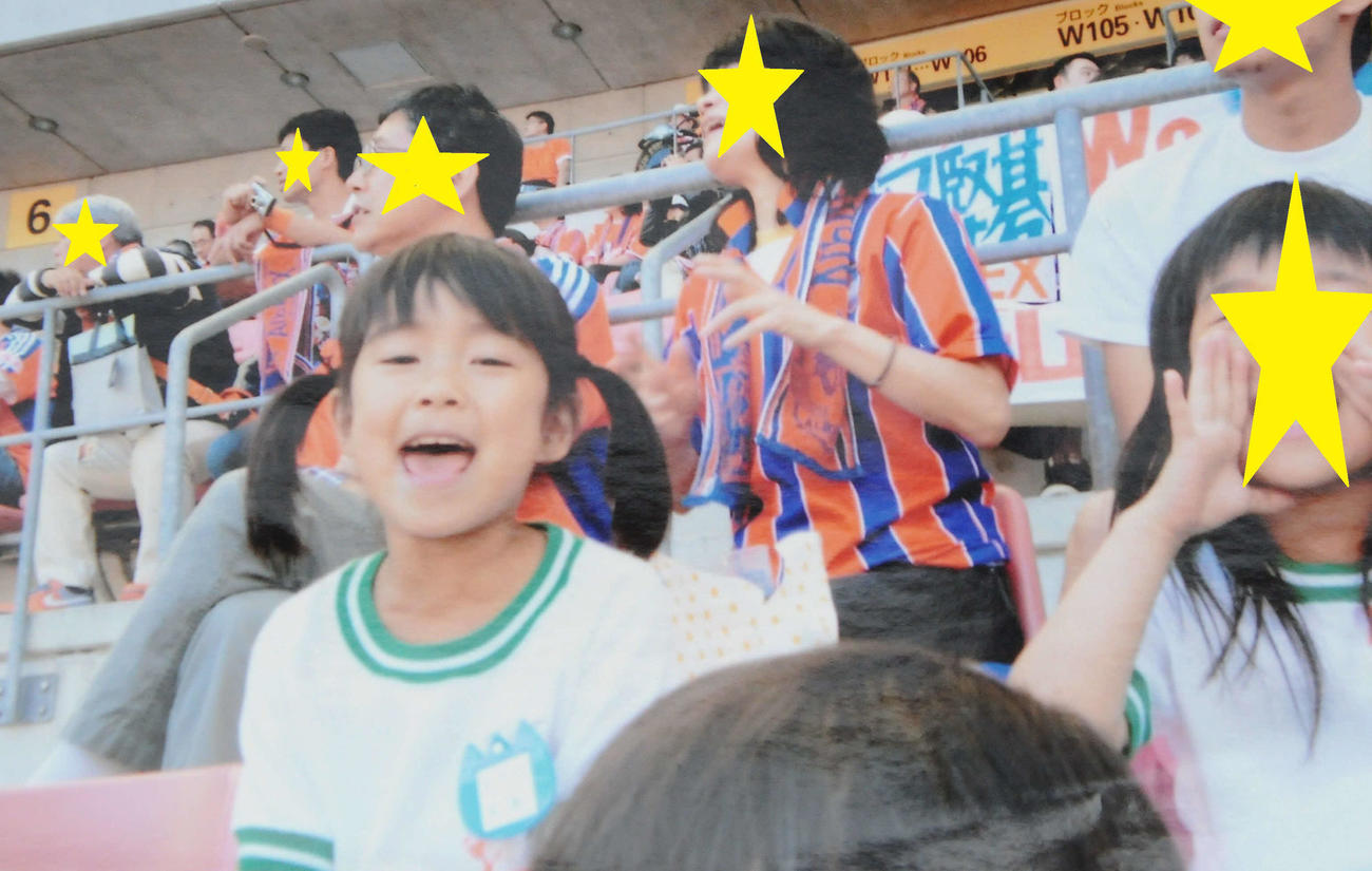 13年5月、当時J1だった新潟の試合を観戦（左が登坂夢愛さん）（ご家族提供）