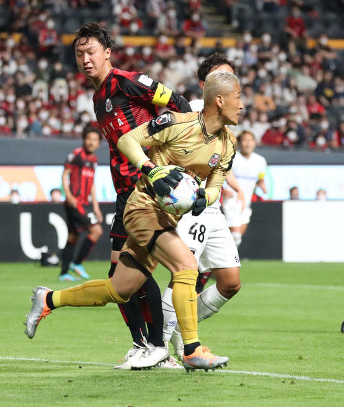 札幌対G大阪　前半、ゴール前のボールをセーブする札幌GK菅野（2022年6月26日撮影）