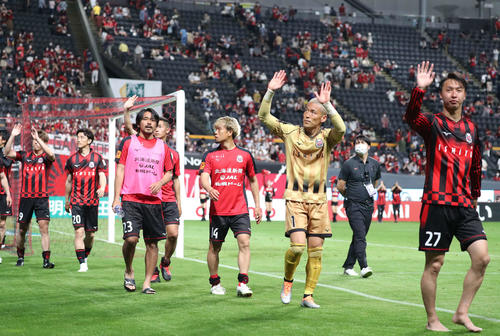 札幌対G大阪　試合後、スタンドにあいさつする札幌の選手たち（2022年6月26日撮影）