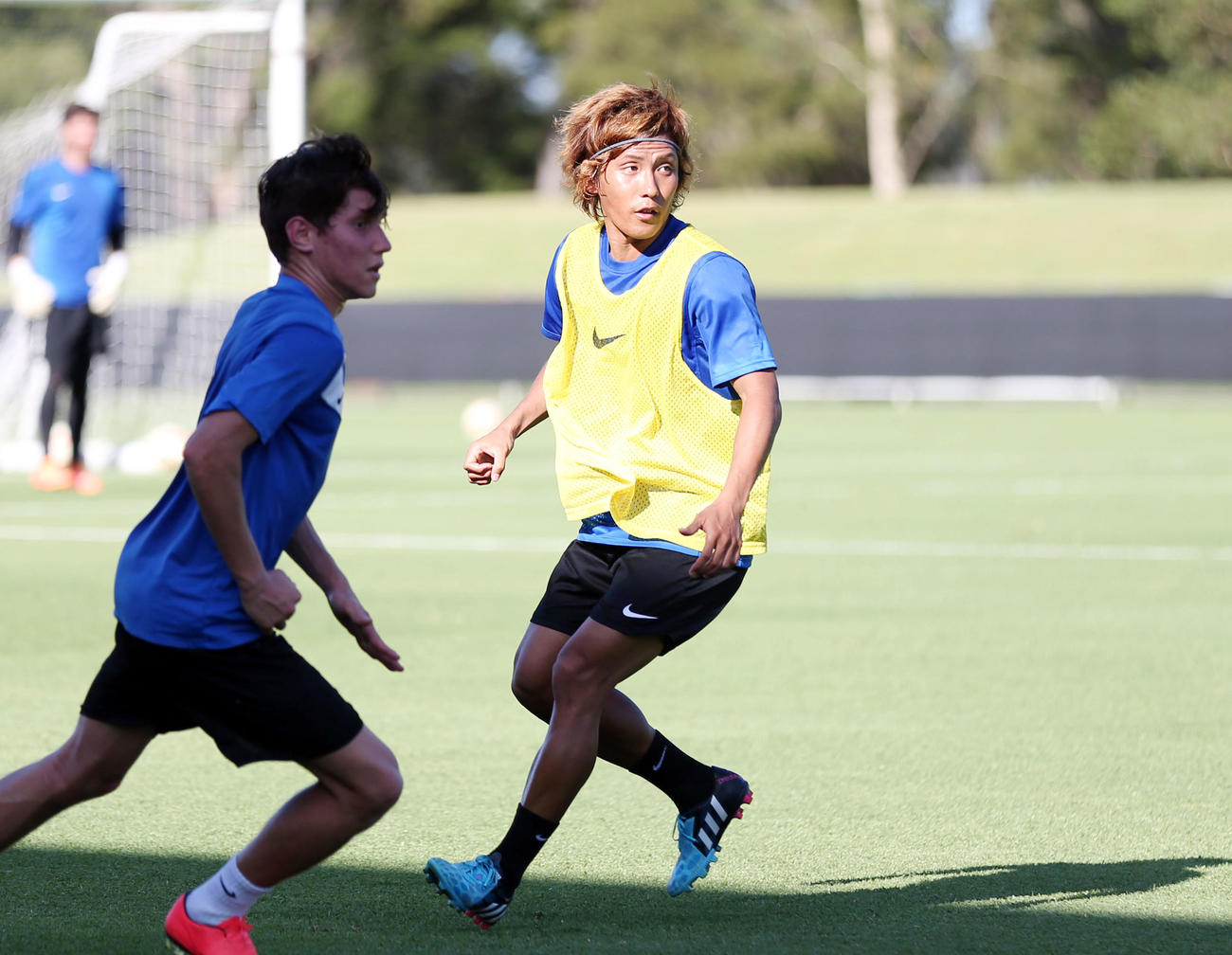 15年1月3日、日本代表との練習試合前日に、試合会場でトレーニングをするオークランドシティの松本光平（右）