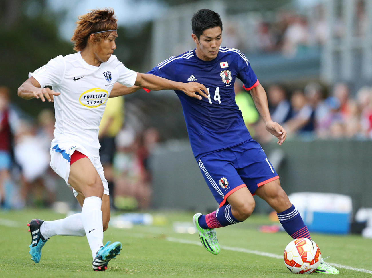 15年1月4日、日本対オークランド　後半、松本光平（左）のチェックを受ける武藤嘉紀
