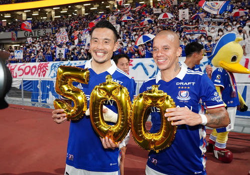 清水対横浜　試合後、J1リーグ通算500勝で写真に納まる横浜水沼（左）とマルコス・ジュニオール（撮影・江口和貴）