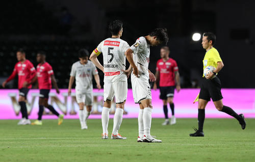 C大阪対川崎F C大阪に敗れて肩を落とす川崎Fイレブン（撮影・白石智彦）