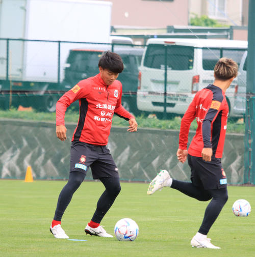札幌U－18合流前にトップチームの練習に参加する札幌西野（左）（撮影・保坂果那）