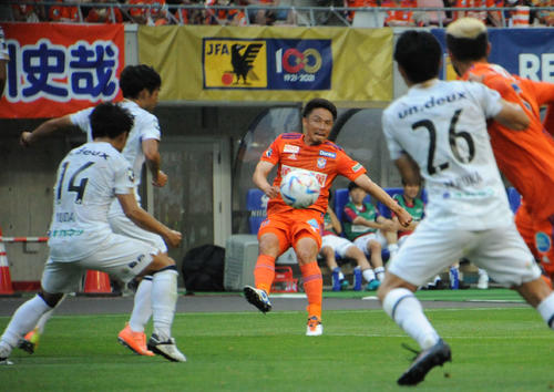 23日岡山戦　前半21分に右FKから同点ゴールを決める島田（中央）