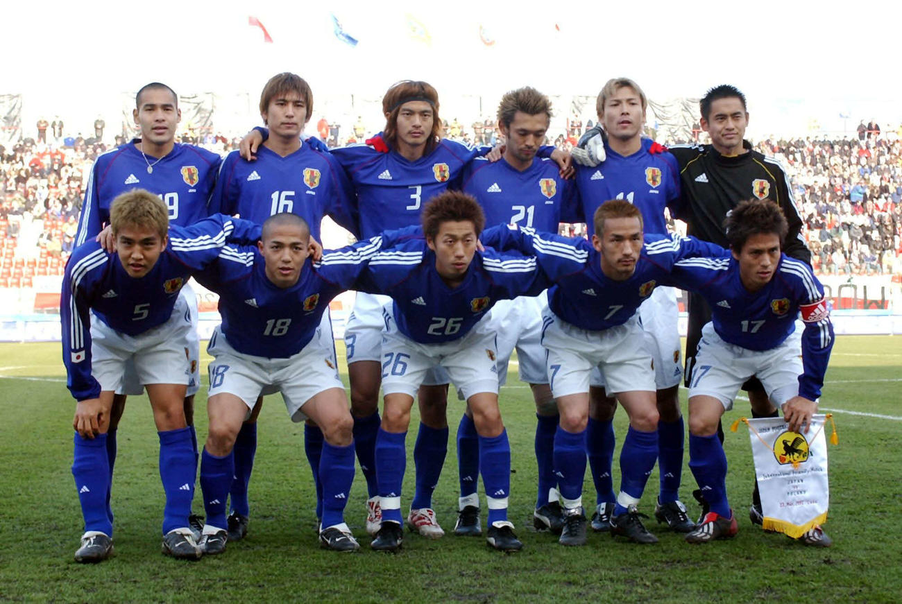 02年3月、国際親善試合ポーランド戦に臨む日本代表先発メンバー。前列左から稲本、小野、市川、中田、宮本、後列左から高原、中田、松田、戸田、鈴木、川口