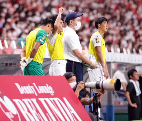 7月30日浦和対川崎F　後半、川崎Fサブメンバーの、左から丹野、早坂、安藤はベンチ横で最後まで声援を送る
