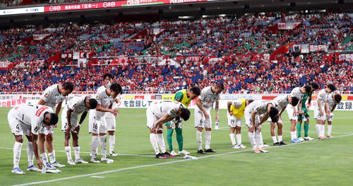 7月30日浦和対川崎F 1－3で敗れ、サポーターに一礼する川崎Fイレブン
