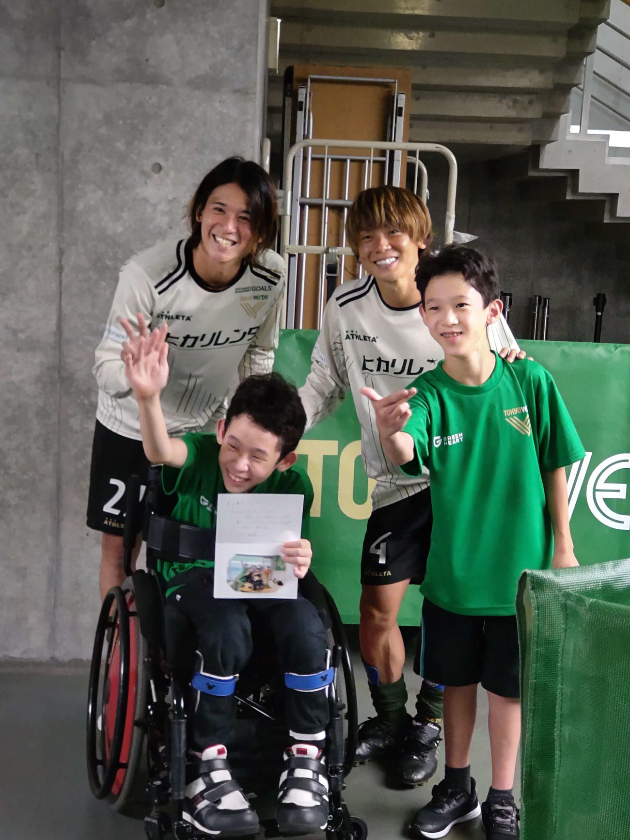 藤好兄弟は試合後、東京V佐藤凌（後列左）、梶川と笑顔で記念撮影