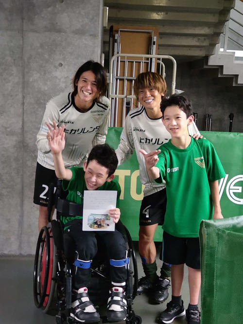 藤好兄弟は試合後、東京V佐藤凌（後列左）、梶川と笑顔で記念撮影