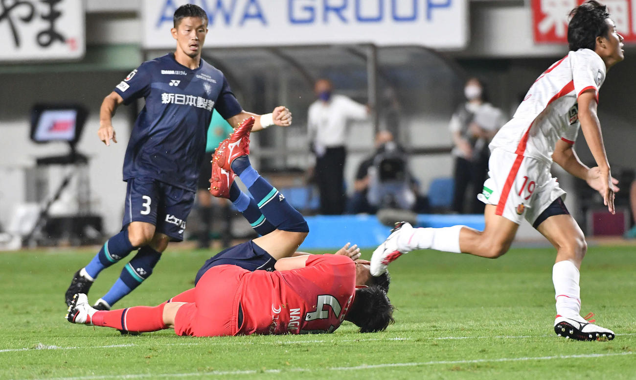 22年9月3日、福岡対名古屋　前半、宮（左から2人目）と交錯して倒れる福岡GK永石