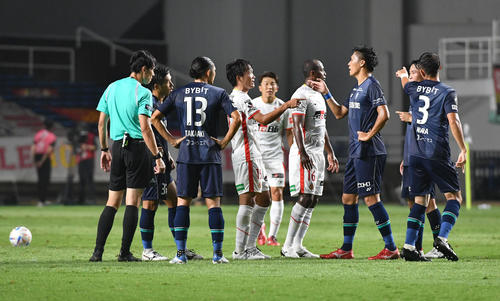 クルークスの同点ゴール直後、ピッチでもめる名古屋、福岡の選手たち（2022年9月3日撮影）