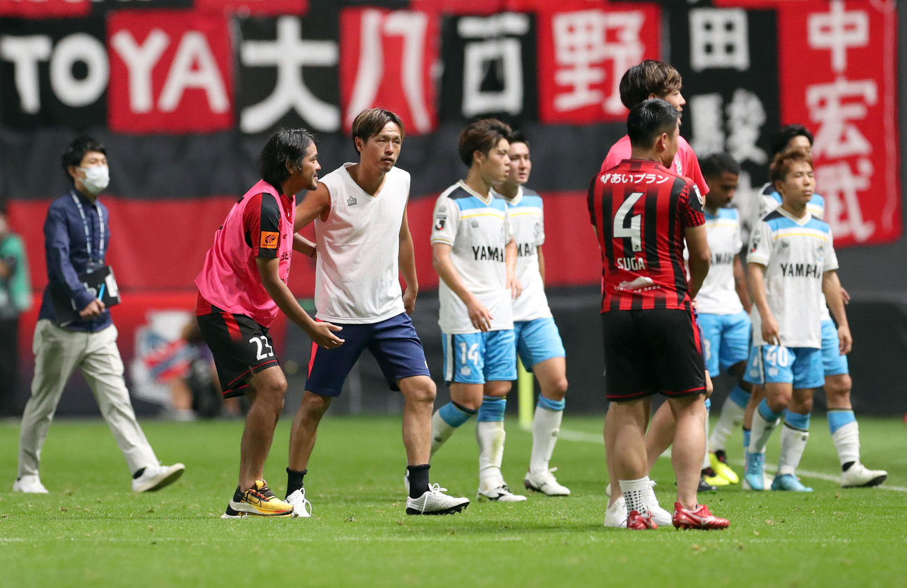 札幌対磐田　試合終了後、札幌興梠（左手前）は磐田遠藤にあいさつする（撮影・佐藤翔太）