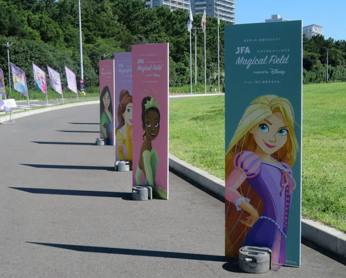 日本サッカー協会がディズニーと行う女子サッカーイベントで、飾られているディズニープリンセスのパネル（撮影・磯綾乃）