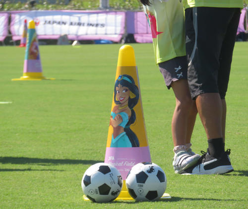 日本サッカー協会がディズニーと行う女子サッカーイベントで、使われているコーンとオリジナルのボール（撮影・磯綾乃）