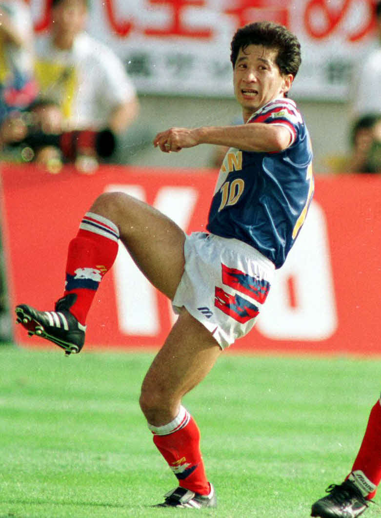 鹿島戦でパスを出す横浜M木村和司（1993年7月3日撮影）