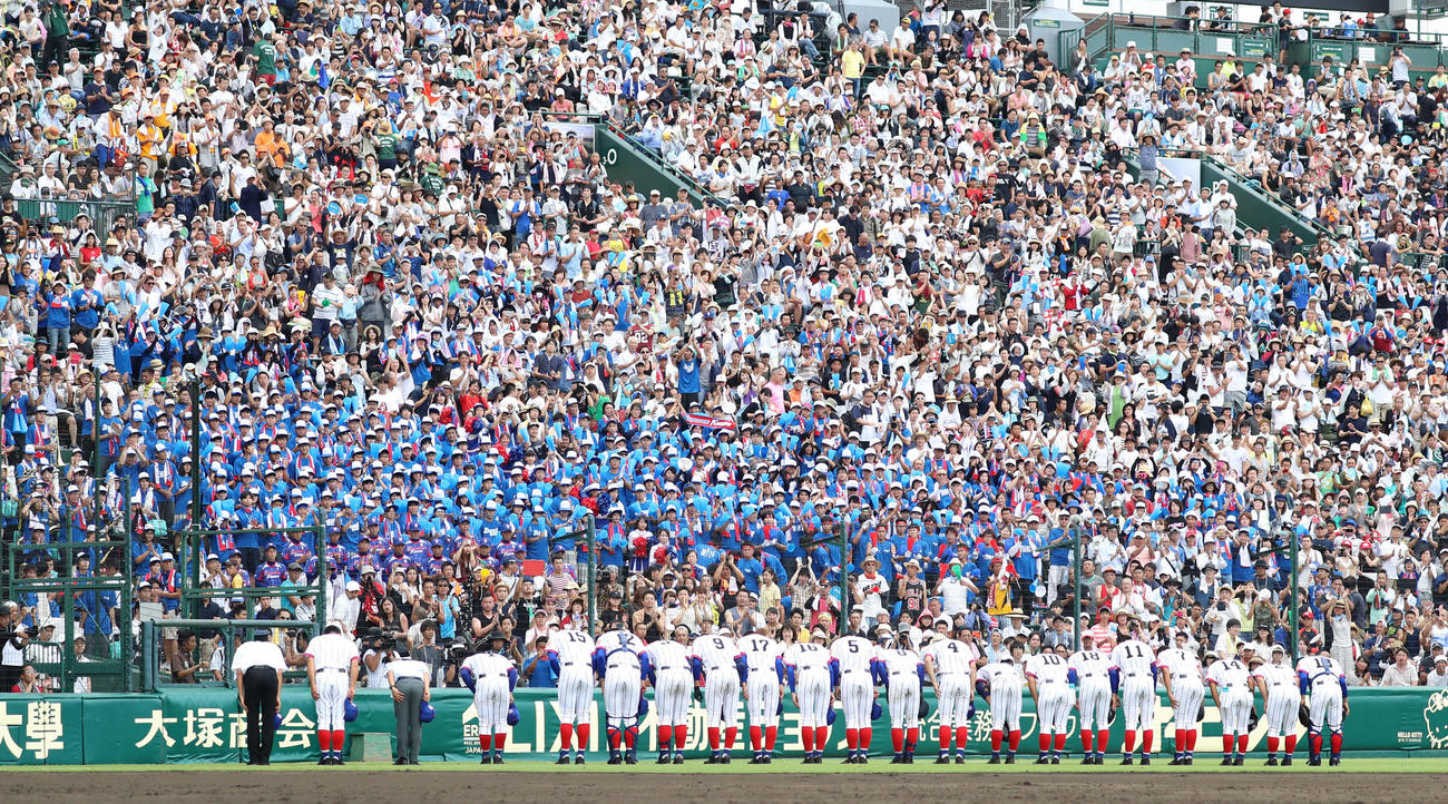 三本松対下関国際　初戦敗退し、応援席にあいさつする下関国際ナイン（撮影・田崎高広）