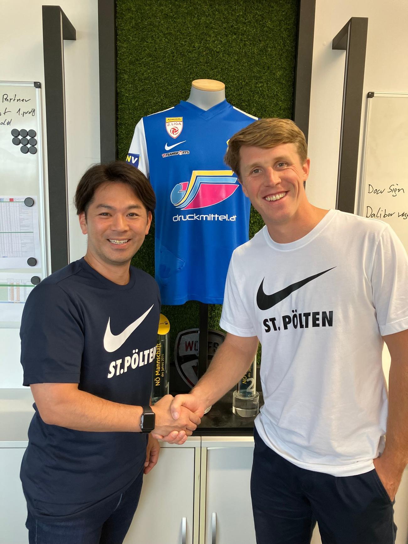 オーストリア2部ザンクト・ペルテンのジャパンスポーツマネジャーに就任した新里裕之氏（左）とクラブのマティアス・ゲーバウアーCEO