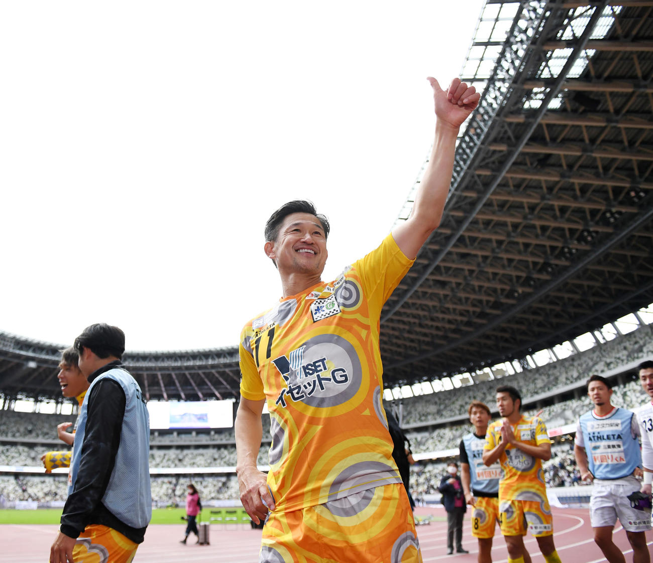 新宿対鈴鹿　試合を終え声援に応える鈴鹿・カズ（撮影・横山健太）