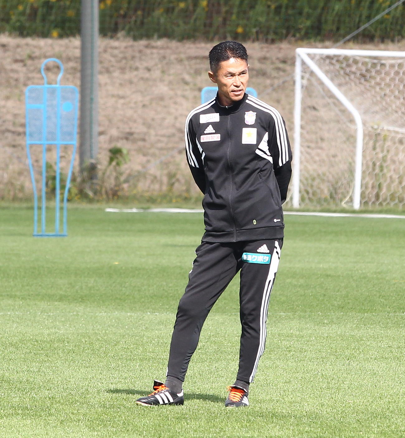 練習する選手を見つめるJ2新潟の松橋監督